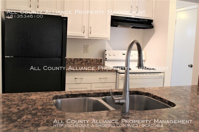Building Photo - Upgraded 2 Bedroom Condo Close to Tampa