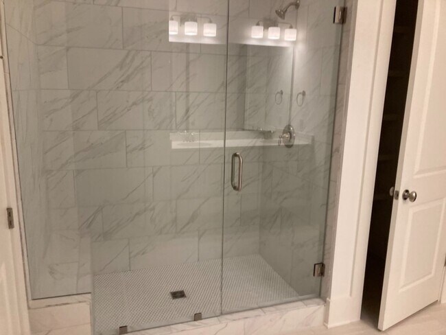 Foto del edificio - Fall special- $1000 off 1 month! Executive...