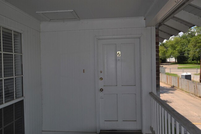 Foto del edificio - Gated Community!  2 bedroom, 2 bath Condo is excellent location off Jefferson Hwy