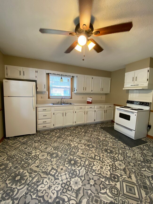 Building Photo - 1302 N Centennial St