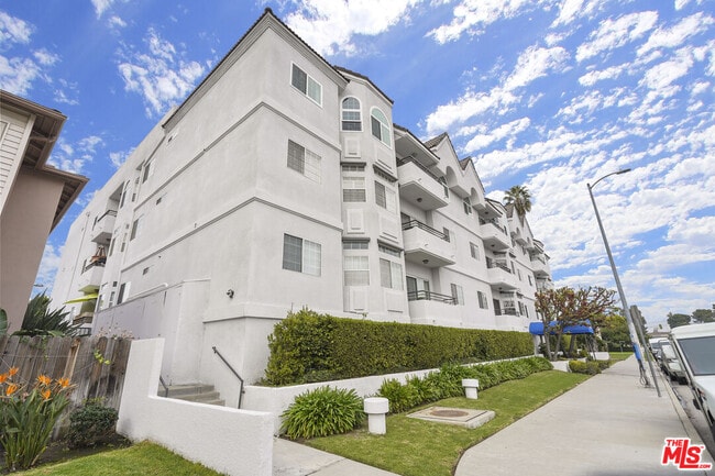 Building Photo - 4455 Hazeltine Ave
