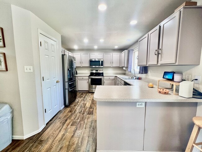 Building Photo - Beautifully Updated Home In Desirable Hend...