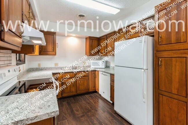 Building Photo - AFFORDABLE DUPLEX FOR IMMEDIATE MOVE-IN!! ...