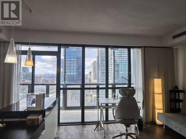 Photo du bâtiment - 101 Charles St E