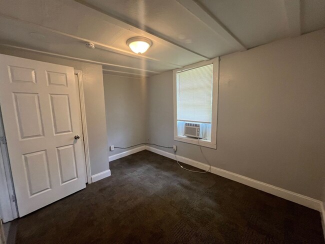 Building Photo - 205 4th St