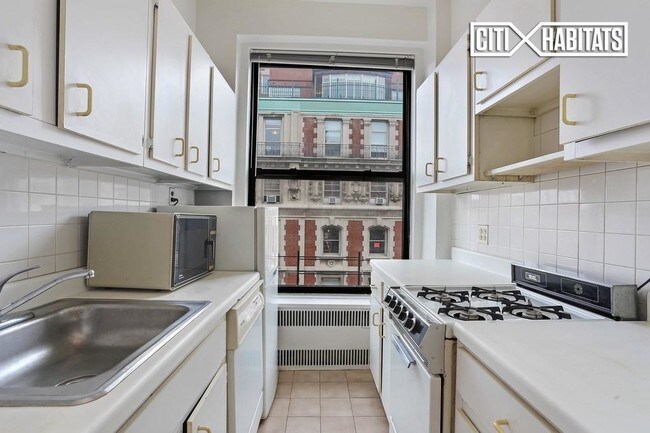 Building Photo - 101 W 80th St