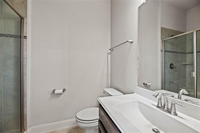 Building Photo - Discover luxury and comfort in this stunning 5-bedroom, 4.5-bathroom home with a flowing open flo...