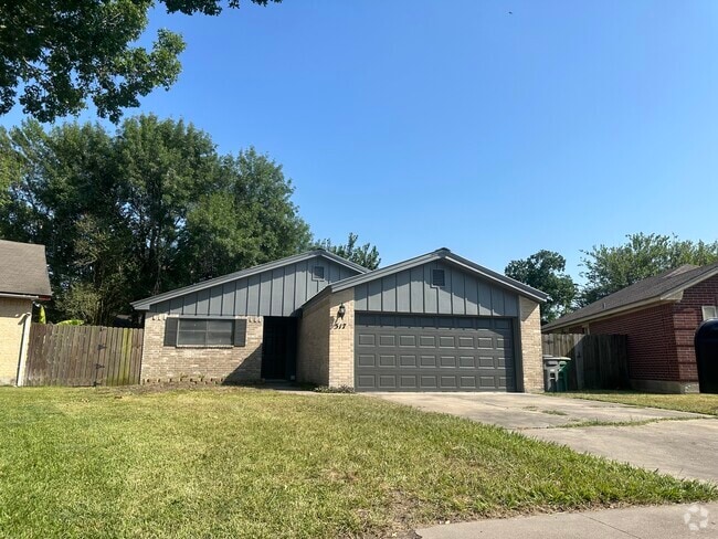 Building Photo - 517 Versailles St
