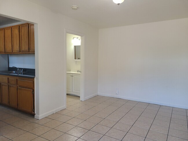 Building Photo - 11046 San Leandro St