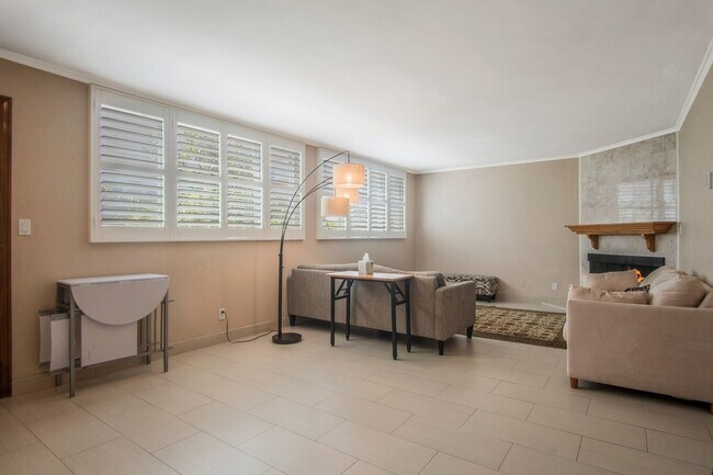 Foto del edificio - Renovated three-bedroom, three-bath 2-stor...