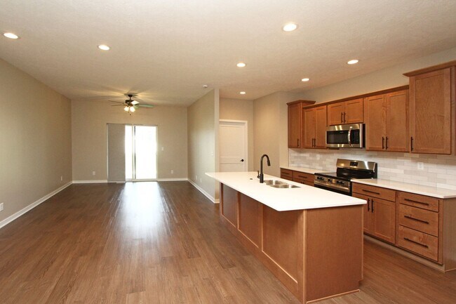Building Photo - Almost NEW townhouse!