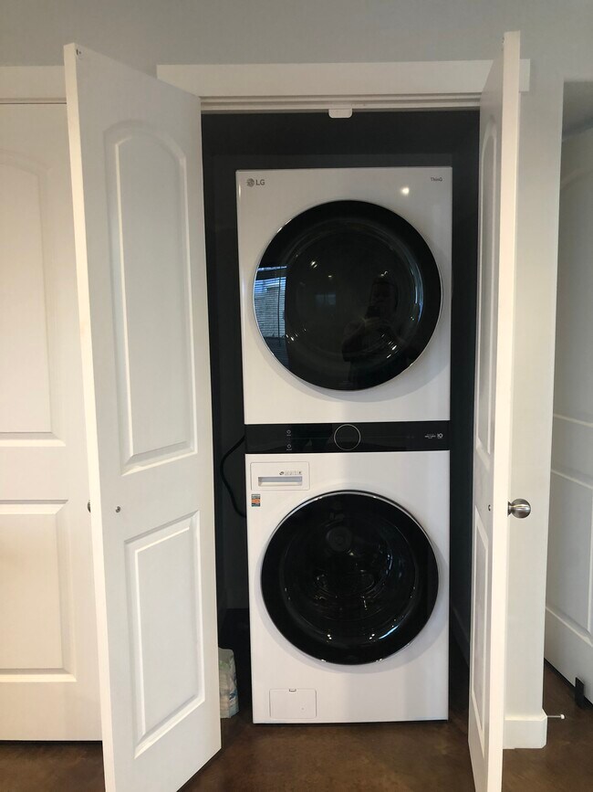 Washer/dryer - 1511 S 50 W