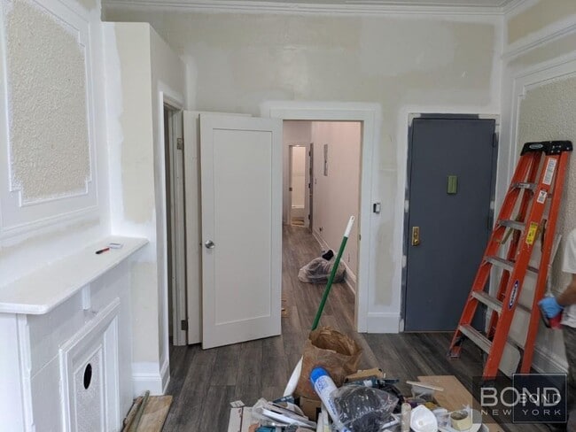 Building Photo - Nice Bushwick One Bedroom Plus Home Office!