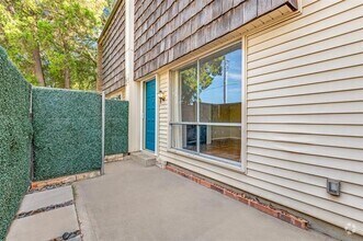 Building Photo - 2702 Douglas Ave