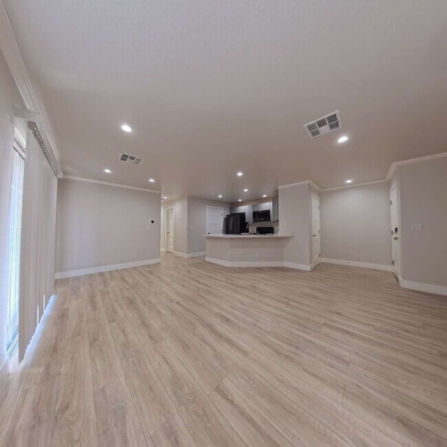 Foto del edificio - Highly Remodeled | Customer Closets | Gated Community