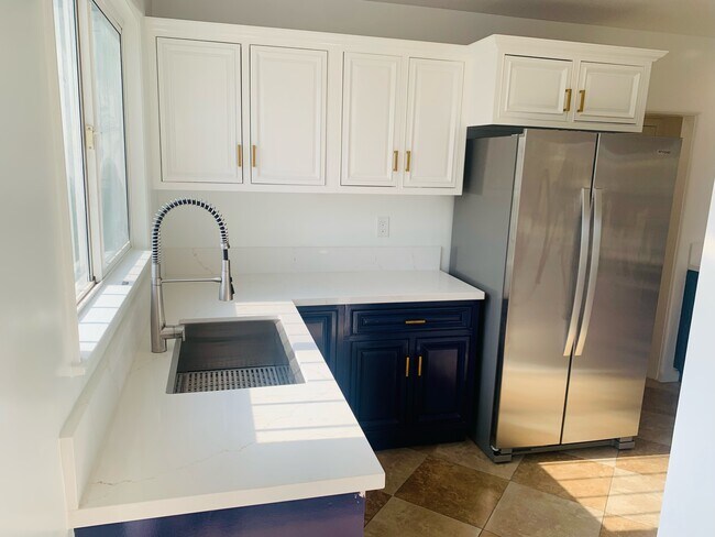 Building Photo - 3521 S Victoria Ave