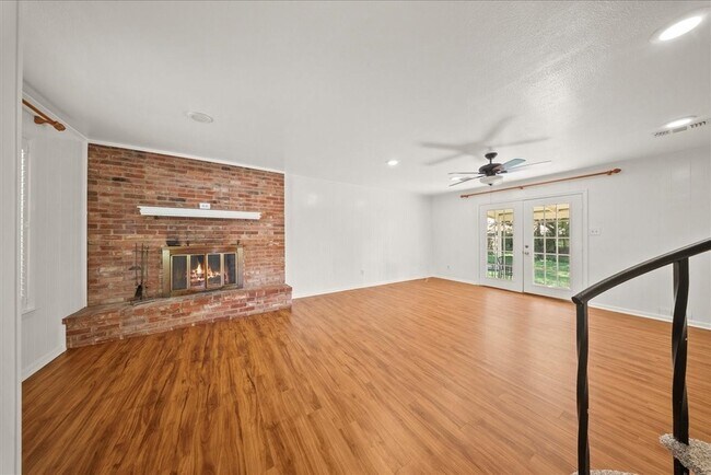 Foto del edificio - 421 Forrest Ln