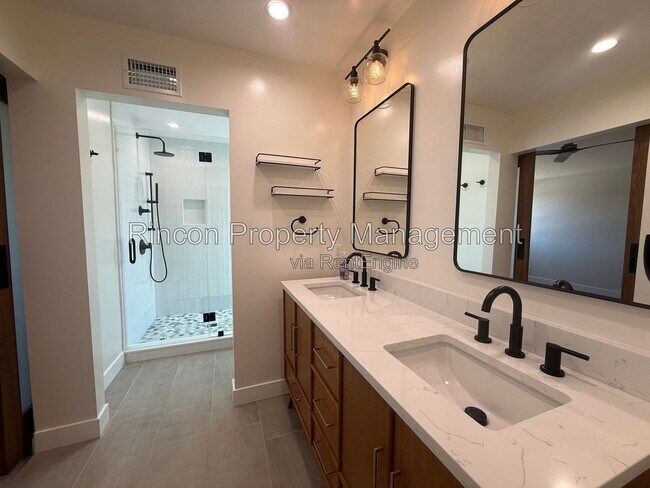 Foto del edificio - 13106 Knotty Pine St