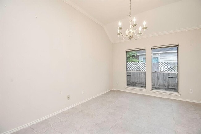 Building Photo - 3903 Vinecrest Dr
