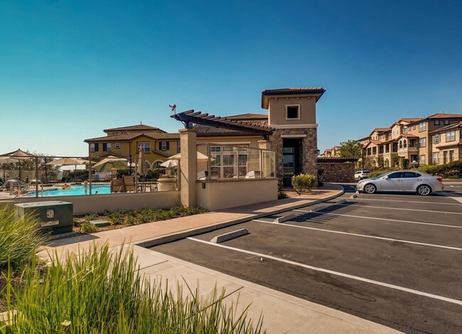 Building Photo - Tri-Level Townhome Located In Sky Ranch