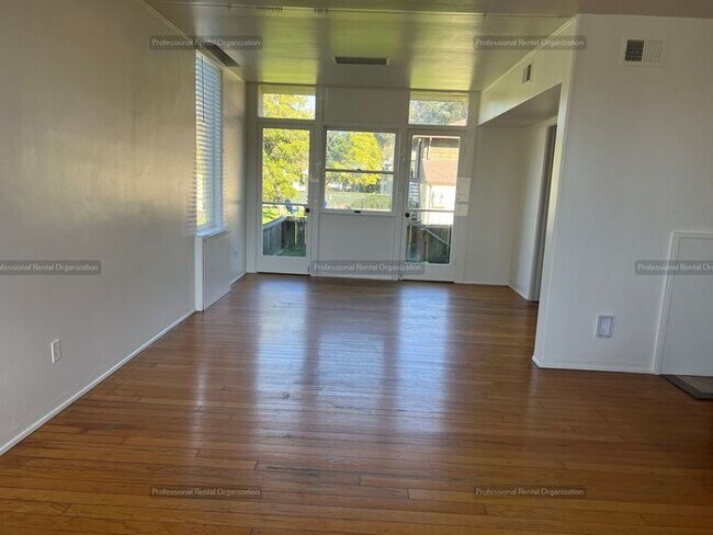 Building Photo - Large Historical Mare Island Duplex Unit