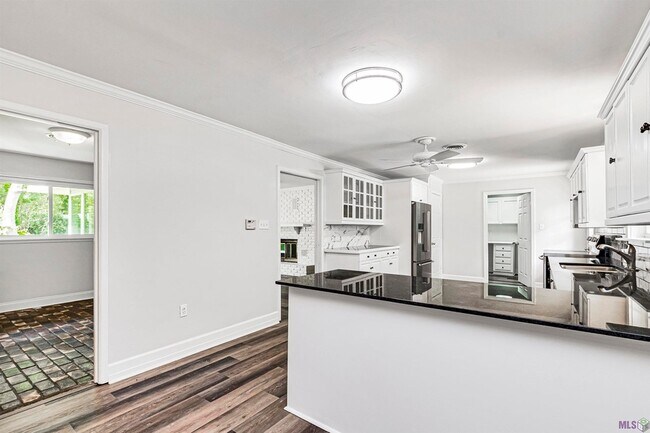 Foto del edificio - 8245 Rainbow Dr