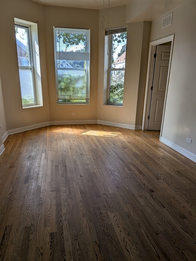 Building Photo - 5031 S Hermitage Ave