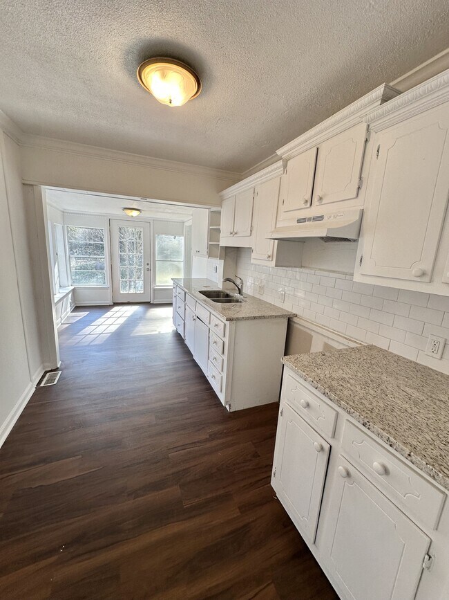 Foto del edificio - 1341 Pineview Rd