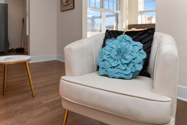 Building Photo - 457 E Kirby St