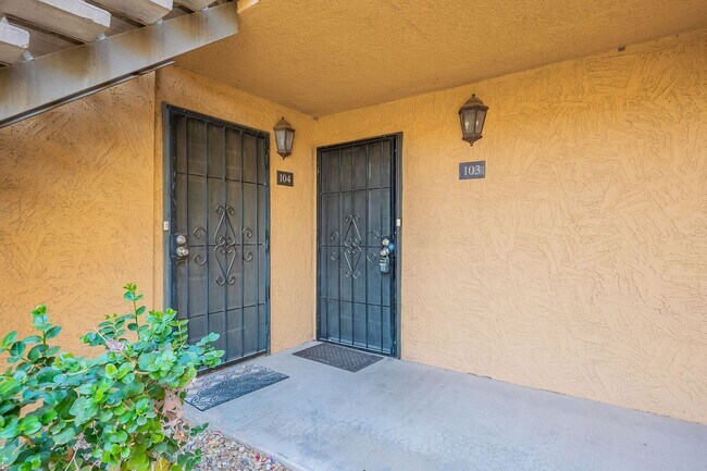 Building Photo - Prime Scottsdale Living | 2 Master Suites + Private Patio Retreat