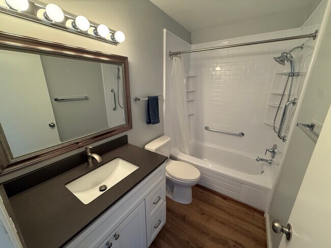 Building Photo - 960 Shorepoint Ct