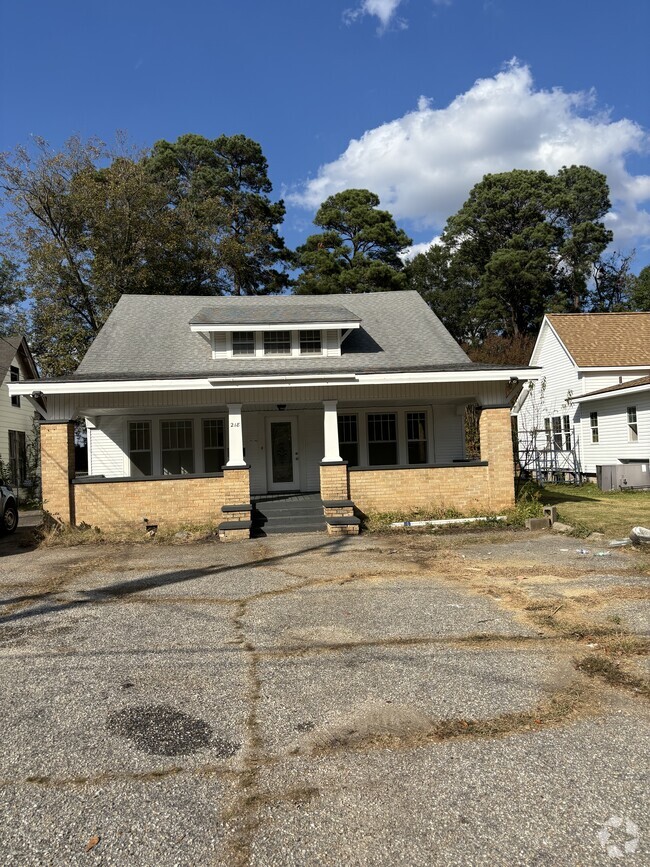 Building Photo - 218 Pine Bluff St