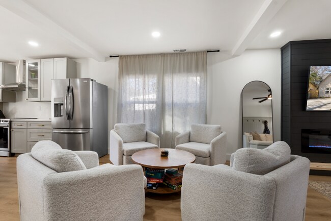 Building Photo - 2212 Weyland Ave