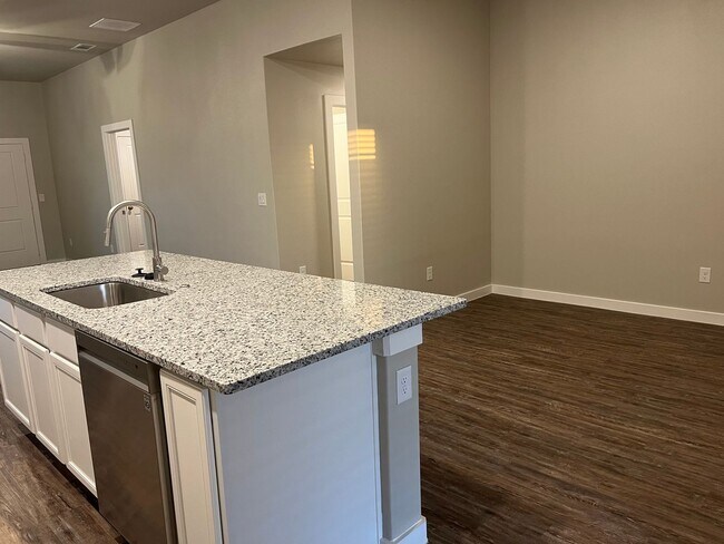 Building Photo - HALF OFF FIRST FULL MONTH OF RENT: Coming ...