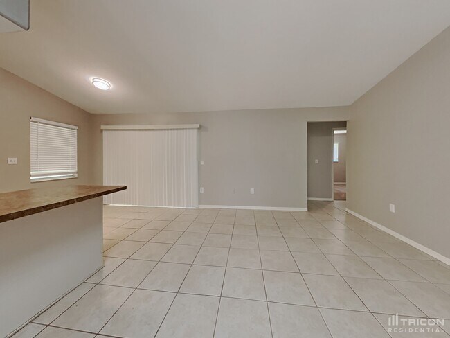 Foto del edificio - 5913 Fall River Dr