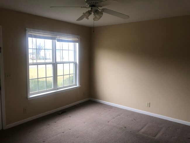 Living area - 107 Underhill Dr