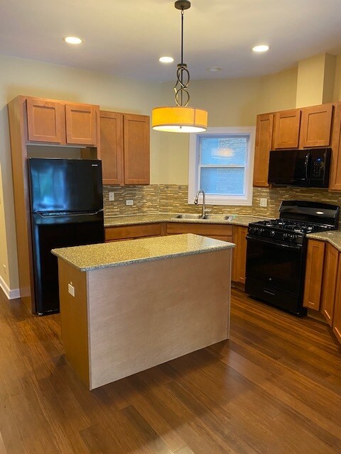 Kitchen - 1330 W Winona St