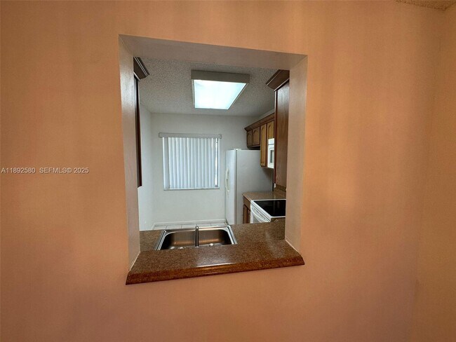 Foto del edificio - 8560 N Sherman Cir