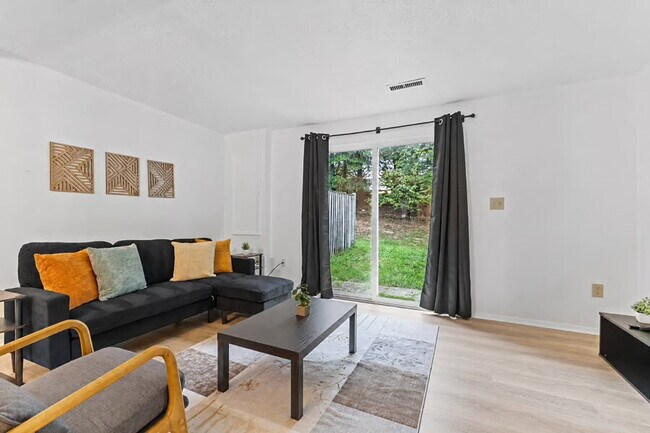 Foto del edificio - The Gunners Lake Gem | Modern 2BR Furnished Townhouse