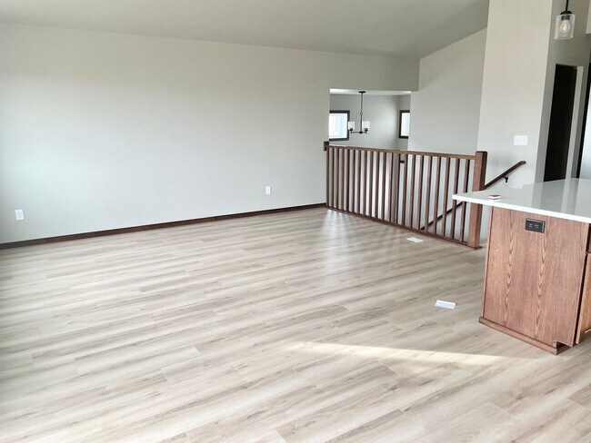 Building Photo - 3 Bedroom 2 Bath - Horace ND