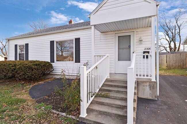 Building Photo - Recently Updated Home!