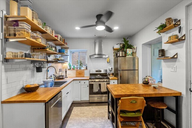 Foto del edificio - 2447 N Kildare Ave