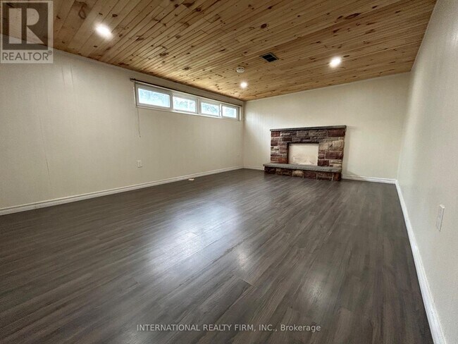 Building Photo - 437 Paliser Crescent N