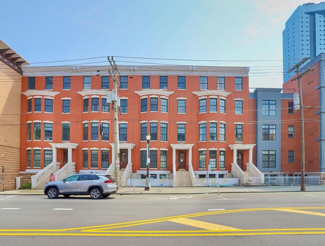 Building Photo - 303 Grand St