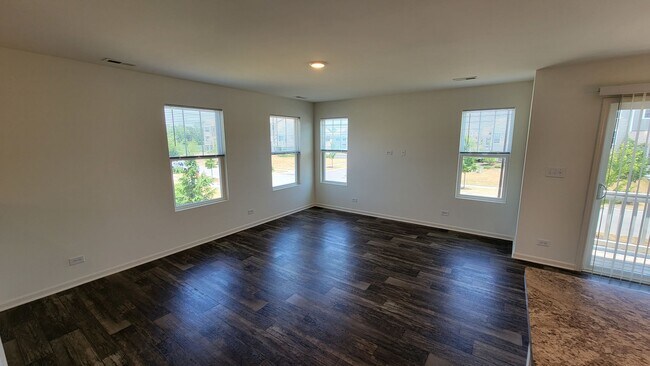 Building Photo - SUPER SHARP 3 BEDROOM, 2 BATH END UNIT TOW...