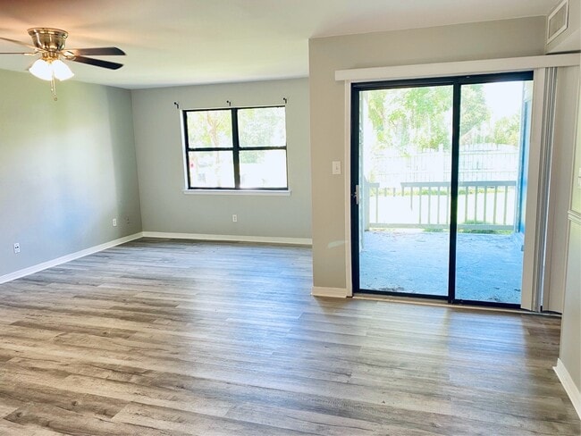 Building Photo - 200 Autumn Dr