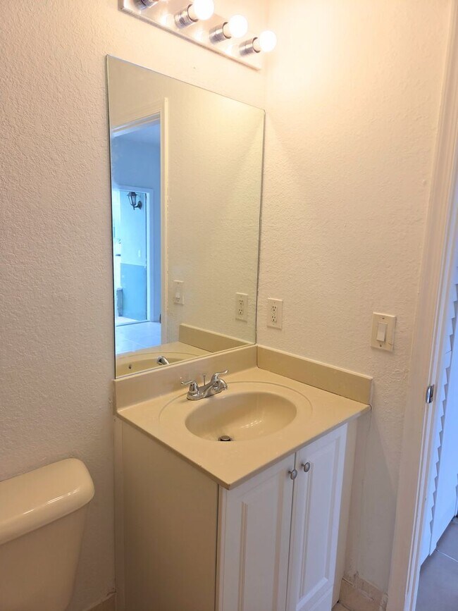 Foto del edificio - 3 Bedroom / 3 Bathroom Townhouse in Keys Cove Gated Community