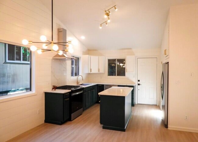 Foto del edificio - 14229 Laurel Rd