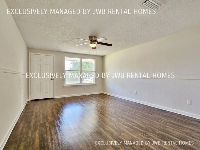 Building Photo - 7402 Laventura Dr S