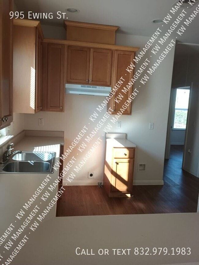 Building Photo - 995 Ewing St